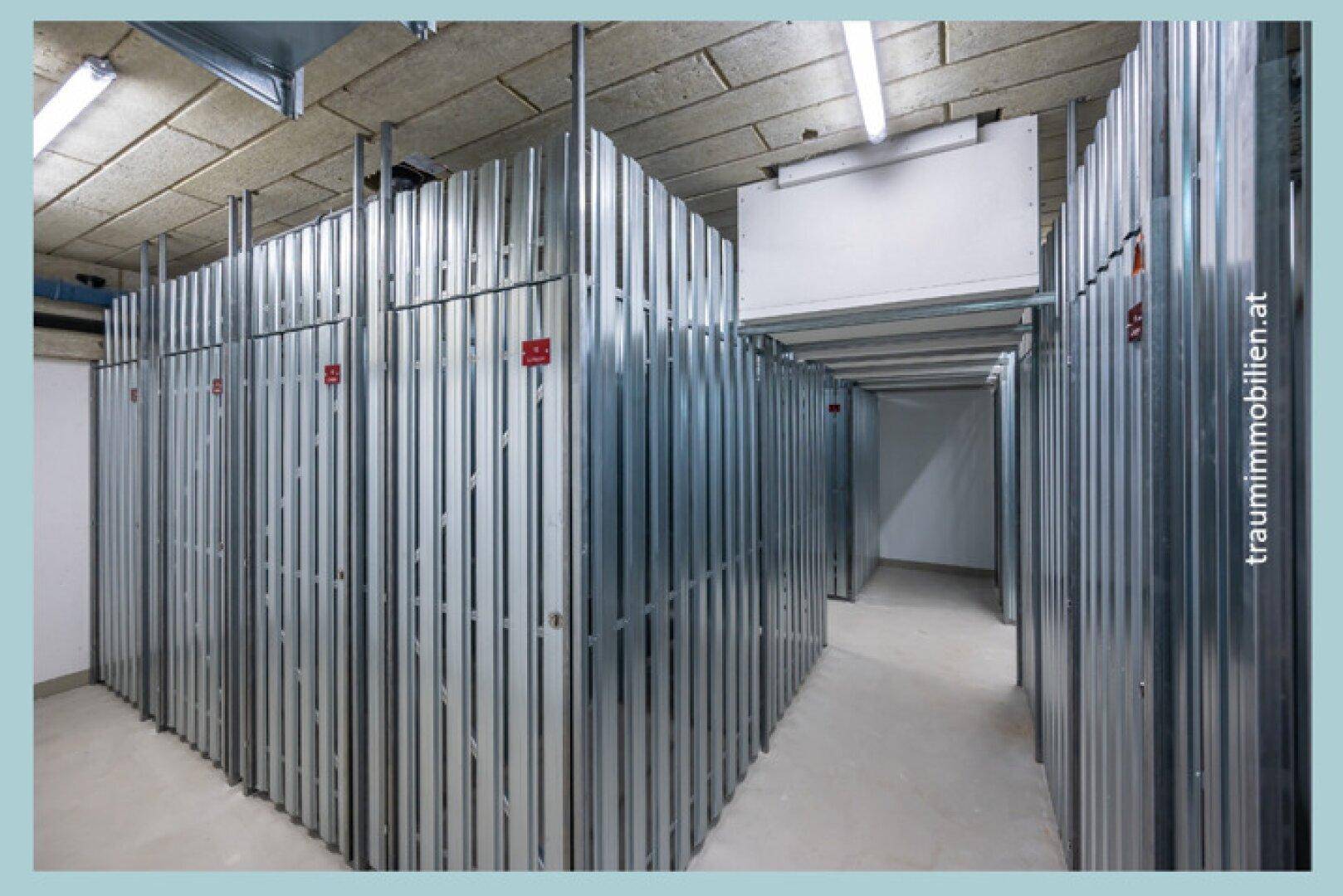 Praktische Abstellräume im Kellerbereich mit Metallabtrennungen.