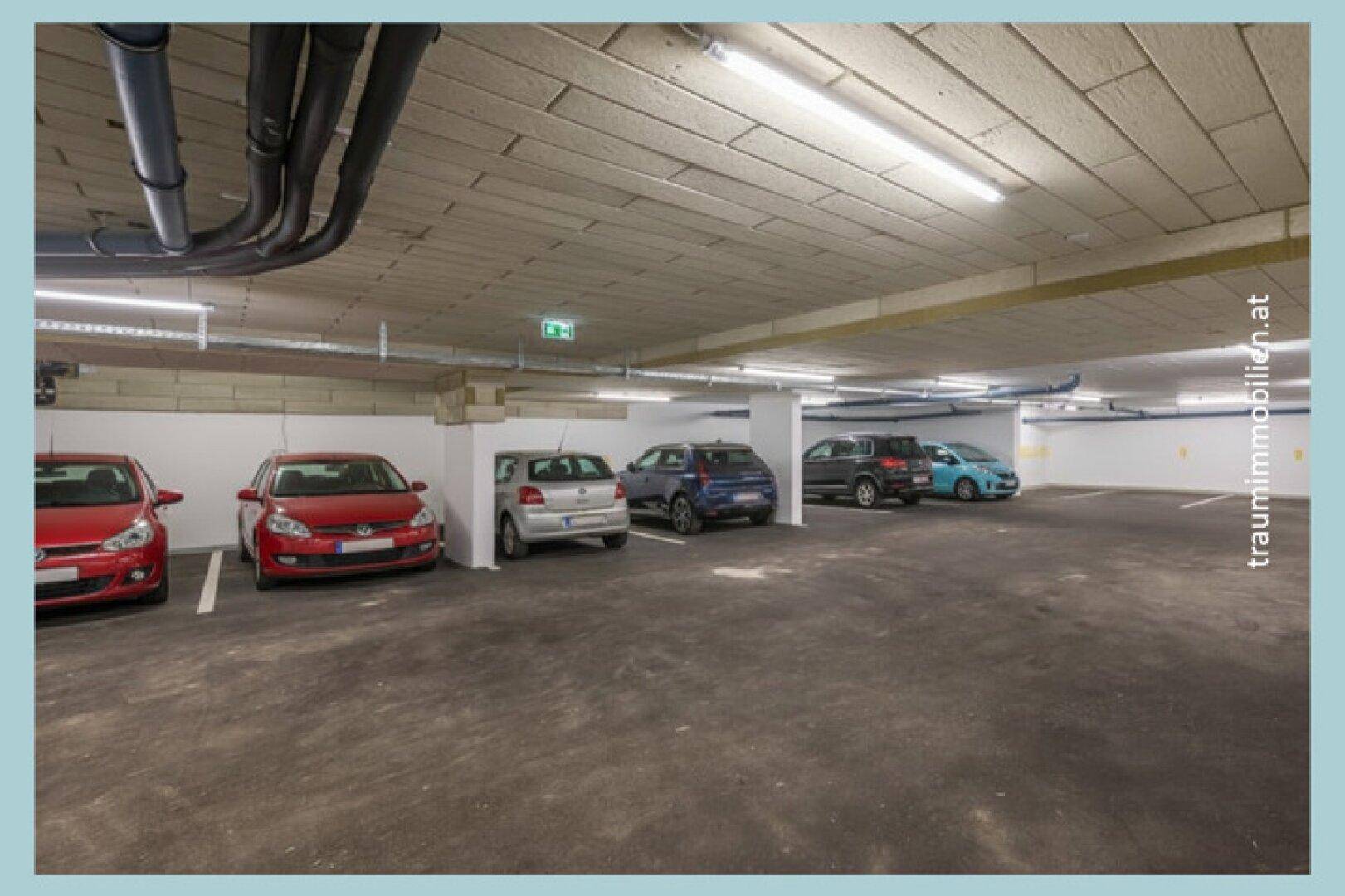 Geräumige Tiefgarage mit mehreren Stellplätzen für Fahrzeuge.