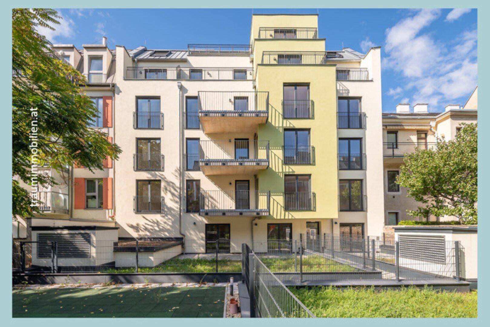 Moderne Wohnhausfassade mit farbigen Akzenten und zahlreichen Balkonen.