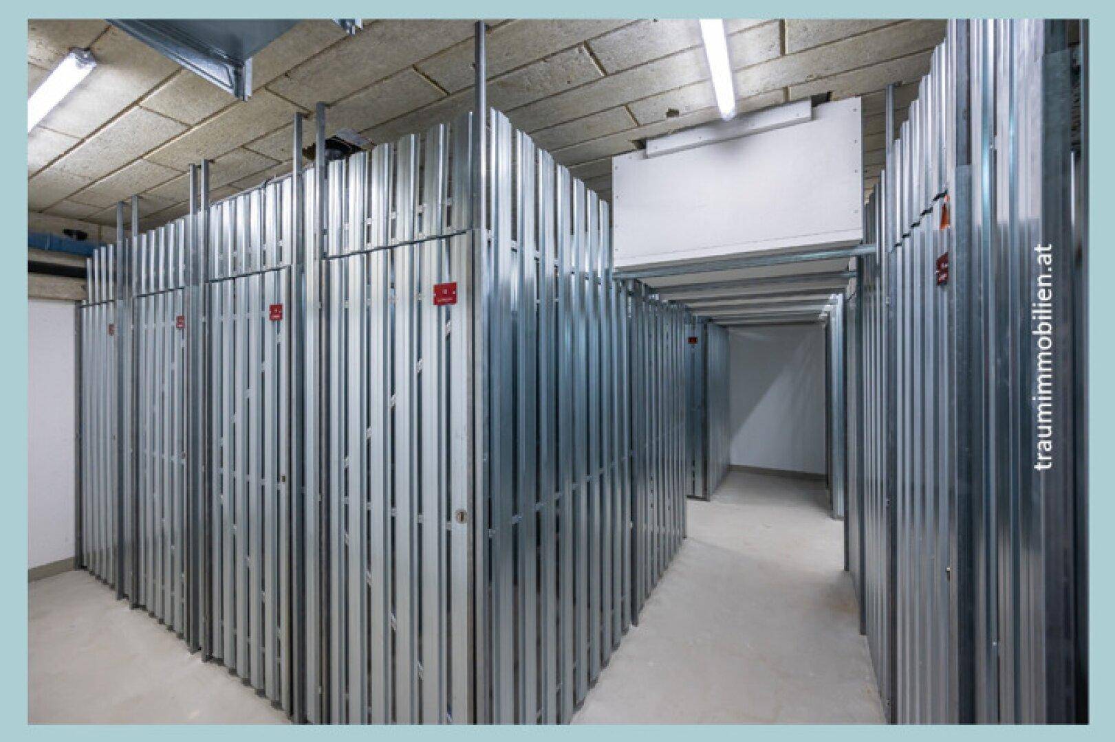Geräumiger Abstellraum im Keller mit individuellen Metallboxen für Bewohner.
