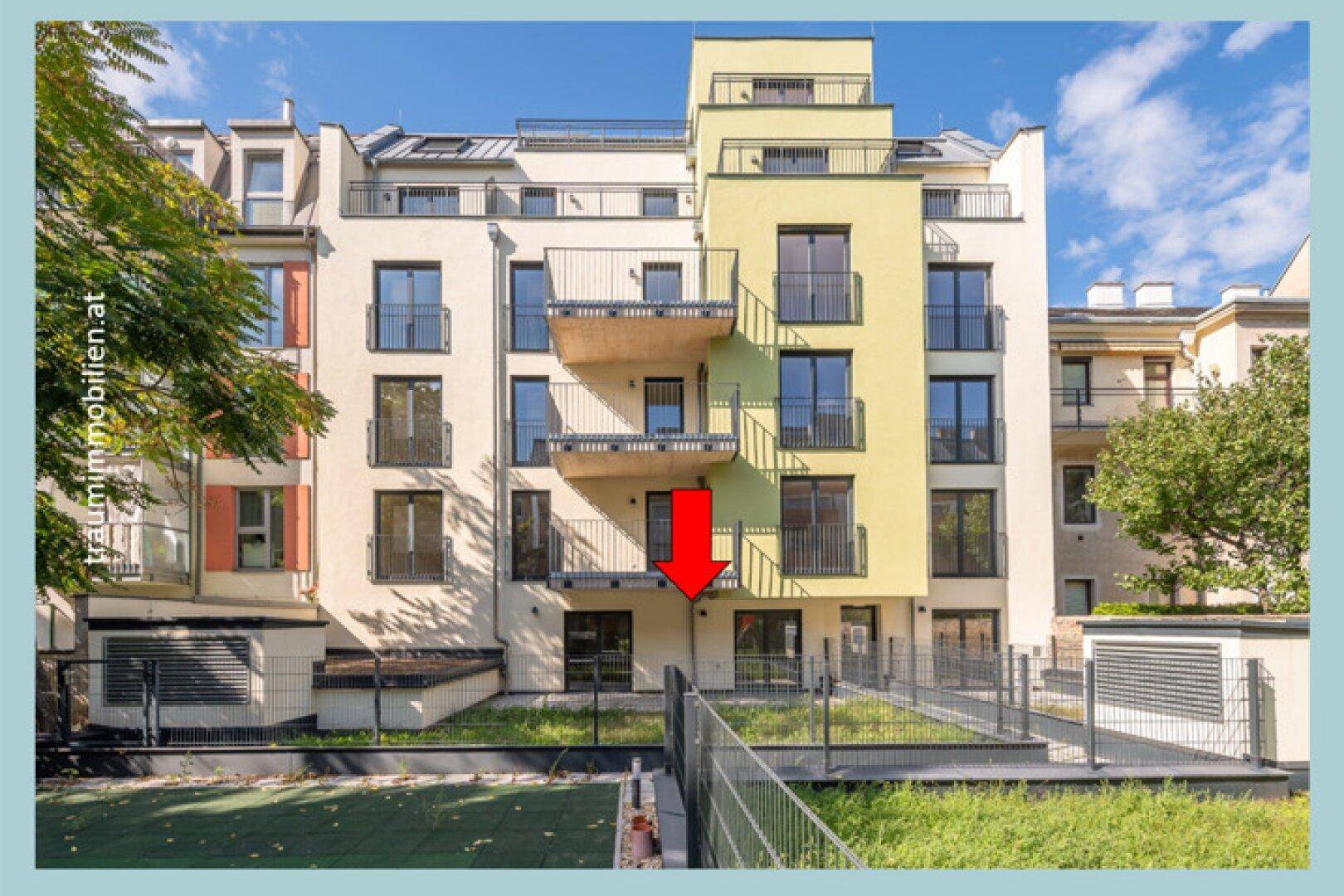 Moderne Wohnanlage mit Balkonen und Gartenbereich im Vordergrund.
