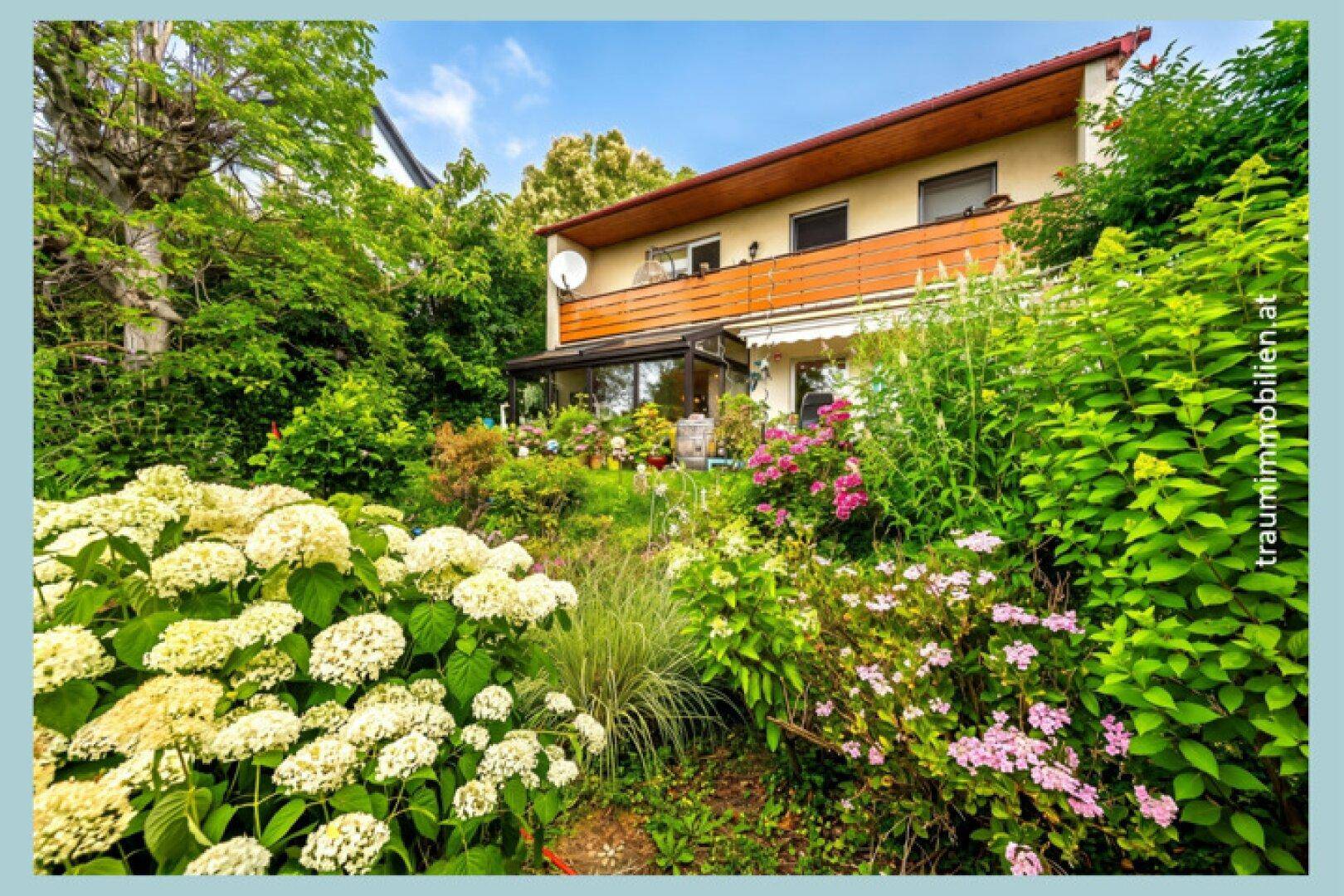 Das Haus ist umgeben von einem wunderschönen, gepflegten Garten mit vielfältigen Pflanzen und Blumen, der zum Verweilen einlädt.