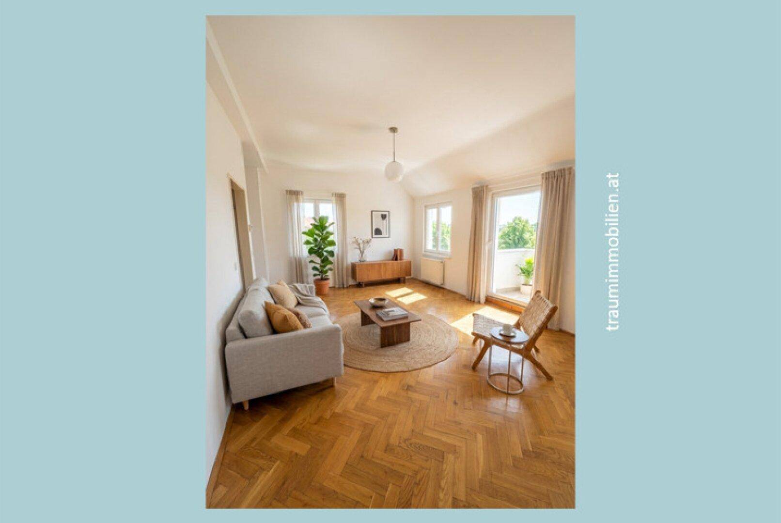 Geräumiges Wohnzimmer mit Fischgrätparkett, viel Tageslicht und moderner Einrichtung.