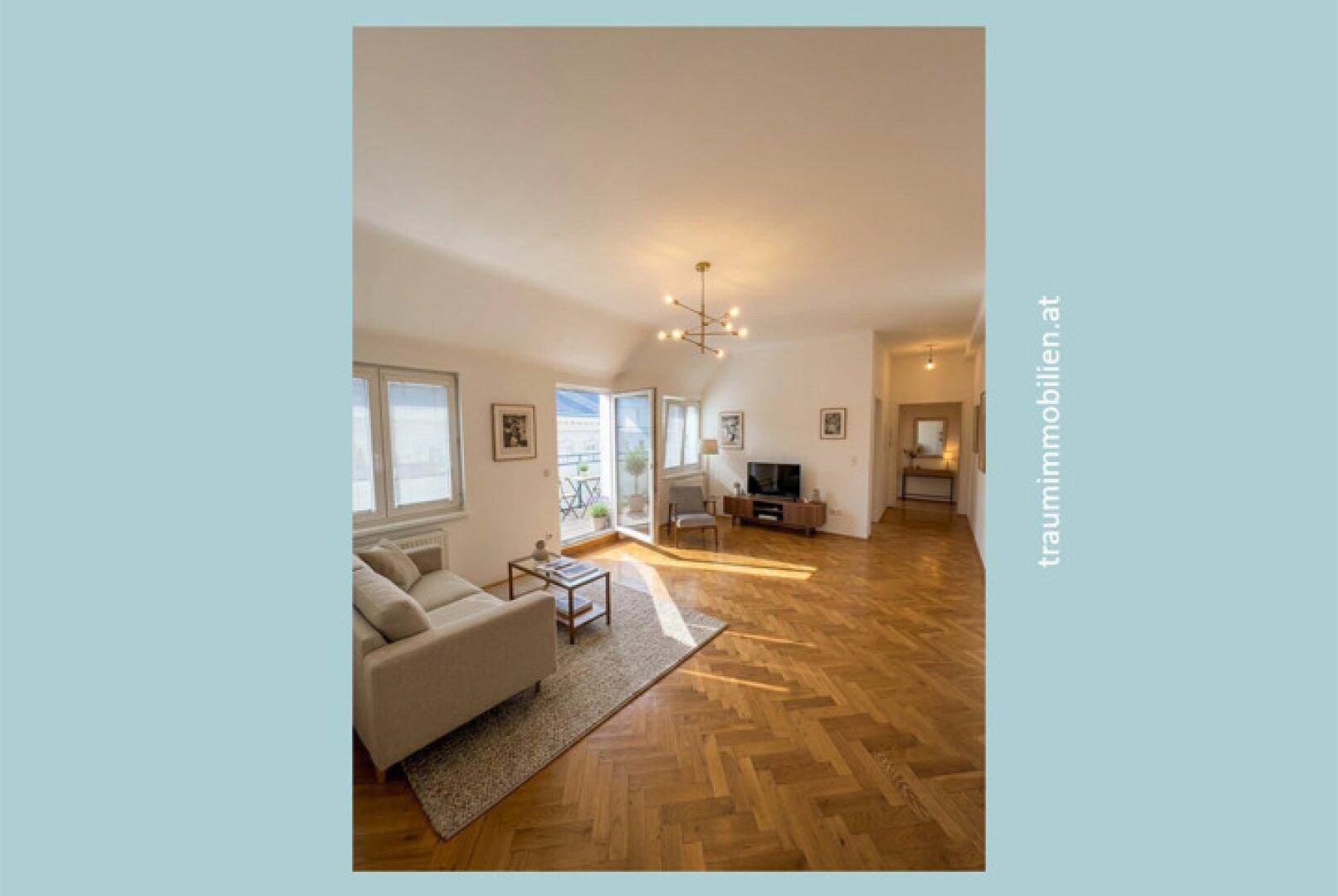 Helles Wohnzimmer mit Parkettboden, Zugang zum Balkon und moderner Beleuchtung.