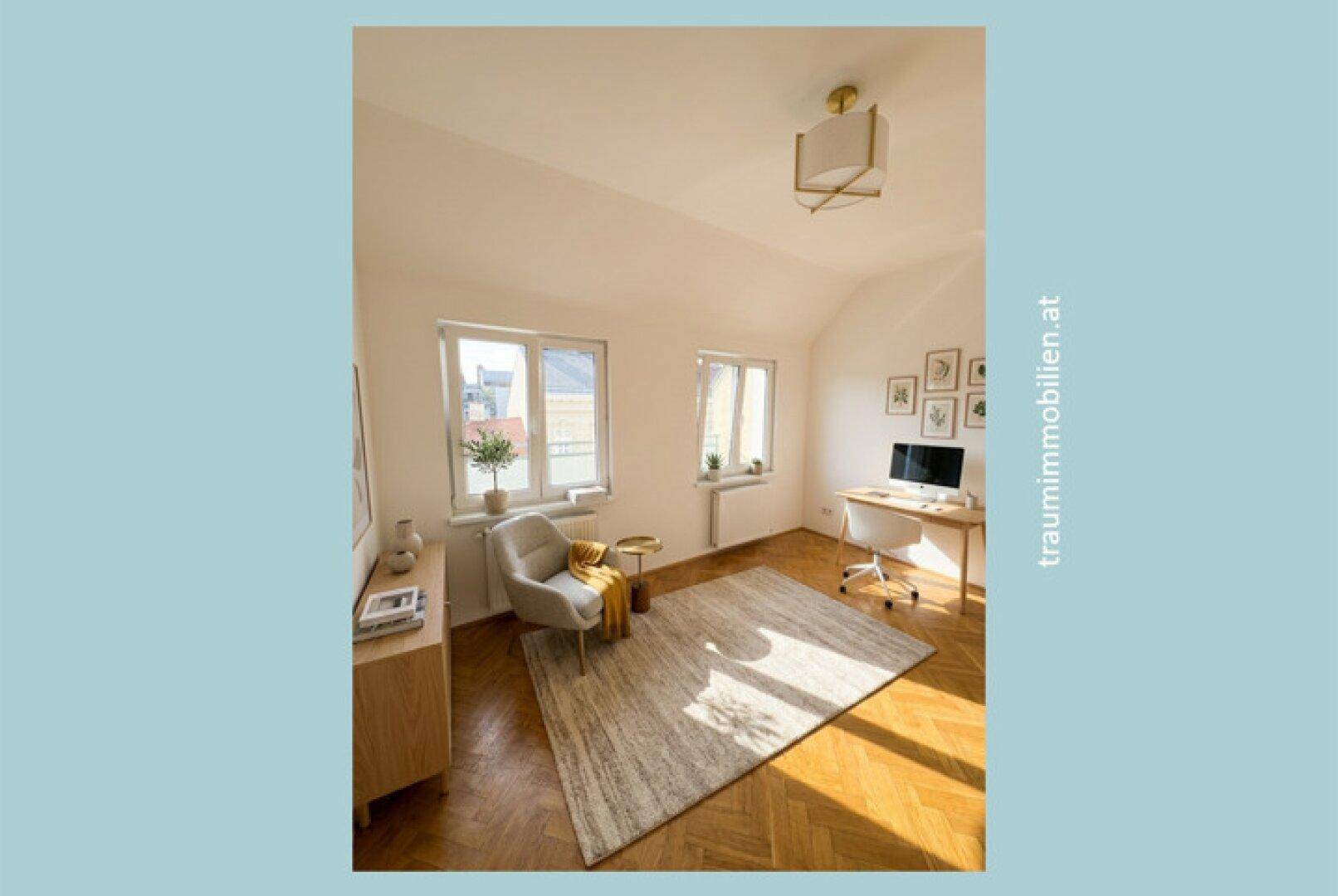 Helles Arbeitszimmer mit Fischgrätparkett, Schreibtisch und Blick nach draußen.