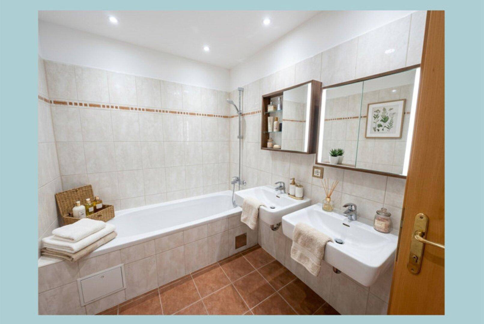 Modernes Badezimmer mit zwei Waschbecken, Badewanne und Duschfunktion.