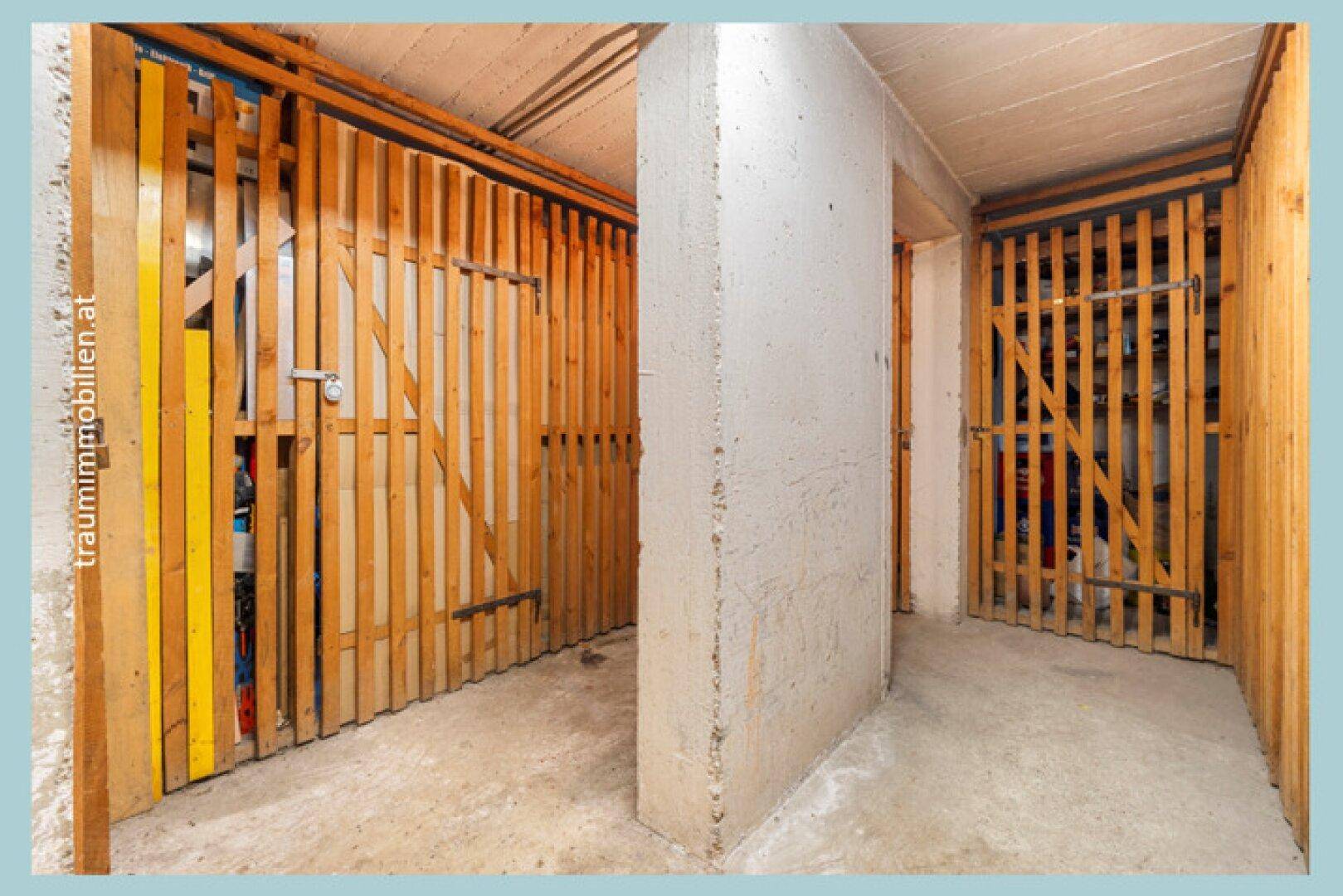 Abstellräume im Kellerbereich mit Holzverschlägen für zusätzlichen Stauraum.