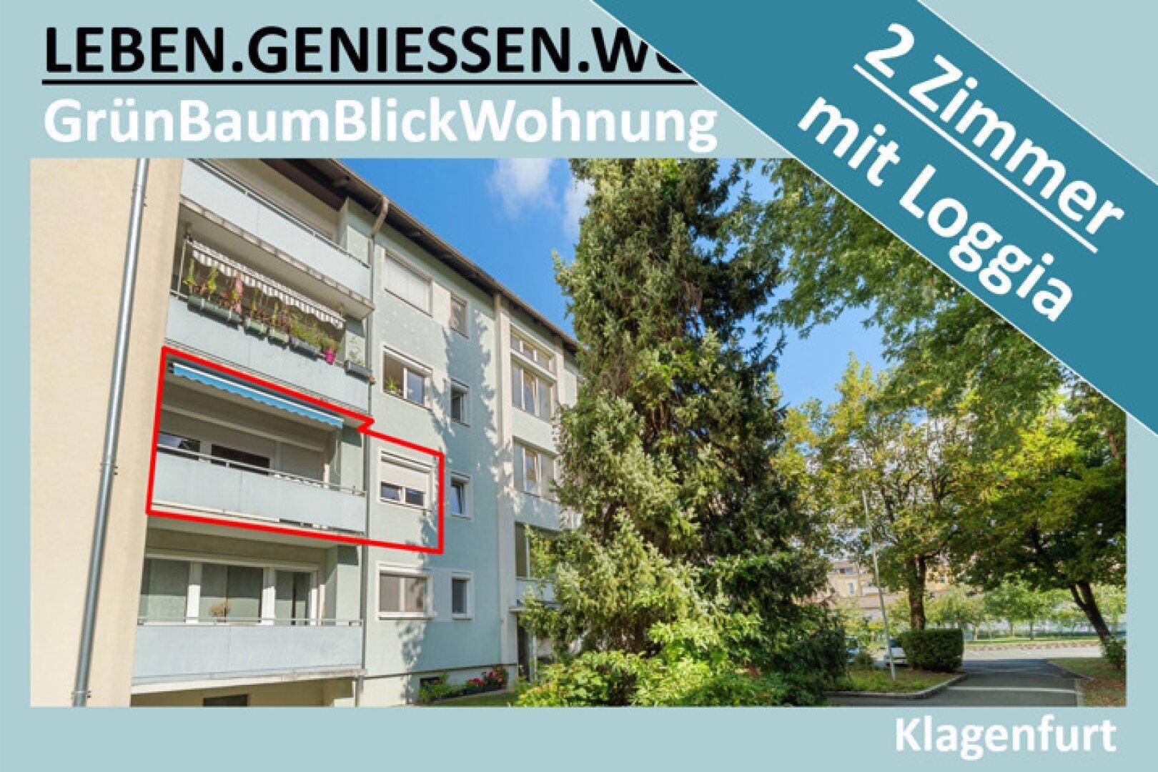 Außenansicht eines Mehrfamilienhauses mit Balkonen und üppiger Begrünung.
