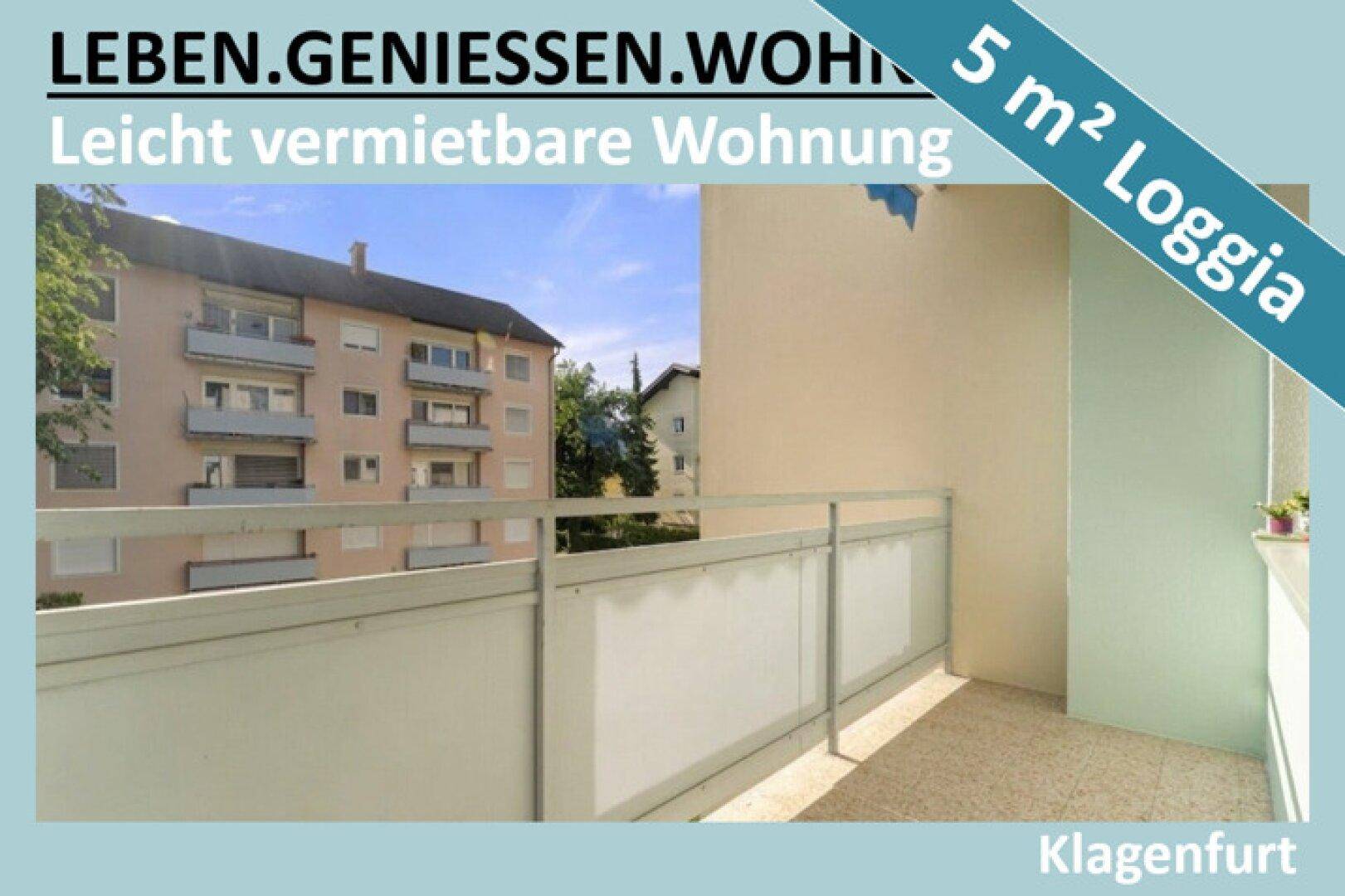 Heller Balkon mit Blick auf die umliegenden Gebäude und viel Tageslicht.