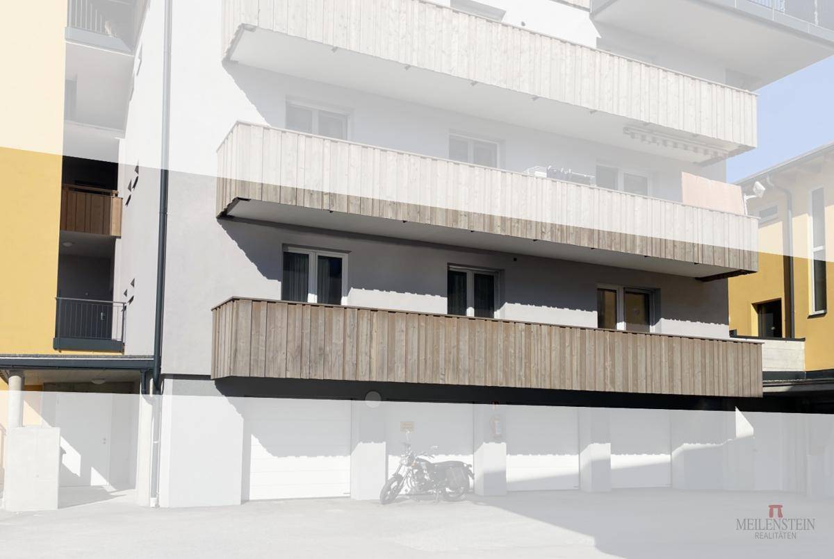 Fassade eines modernen Gebäudes mit Holzverkleidung und Balkonen.