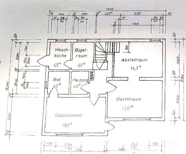 Grundriss des Kellergeschosses mit Gästezimmer, Waschküche, Bügelraum und Abstellraum.