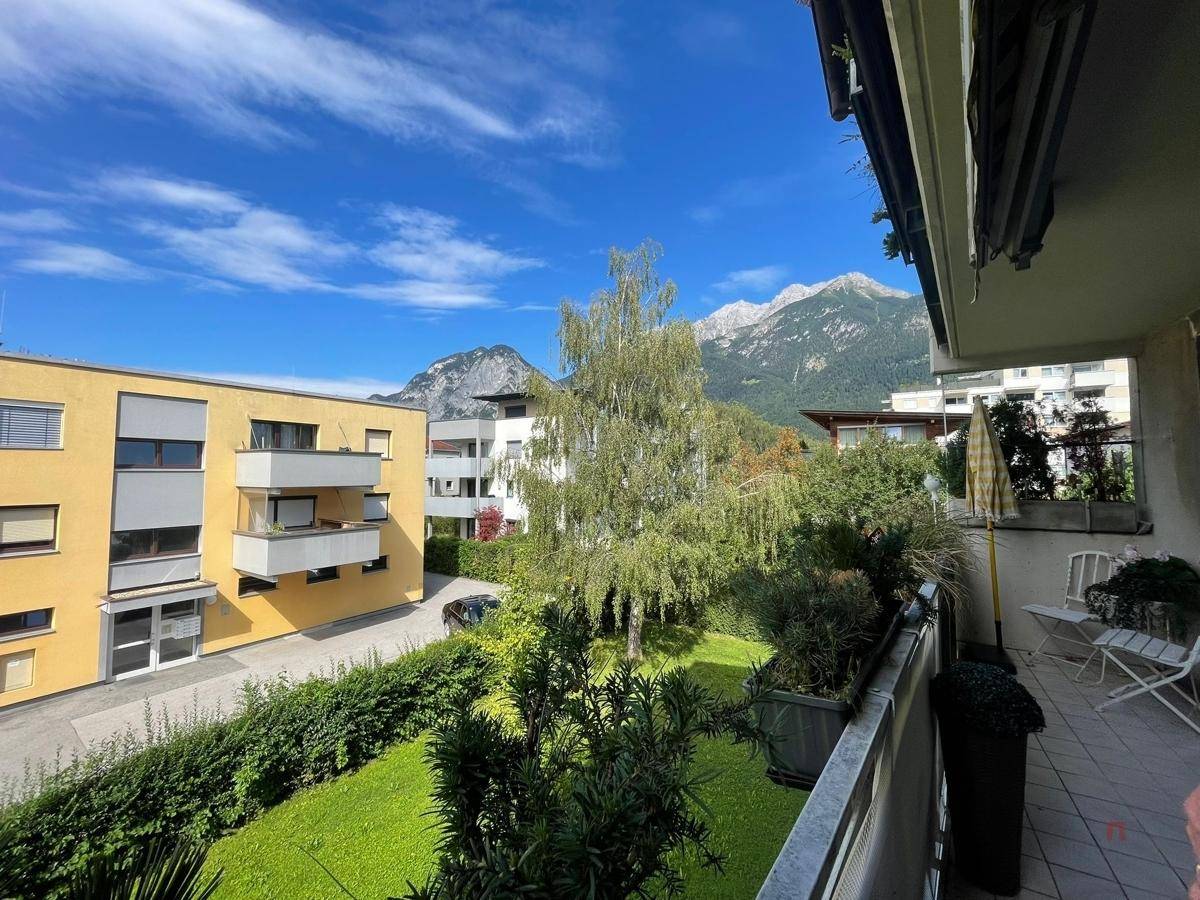 Geräumiger Balkon mit Pflanzen und Sitzgelegenheiten, bietet Bergblick.