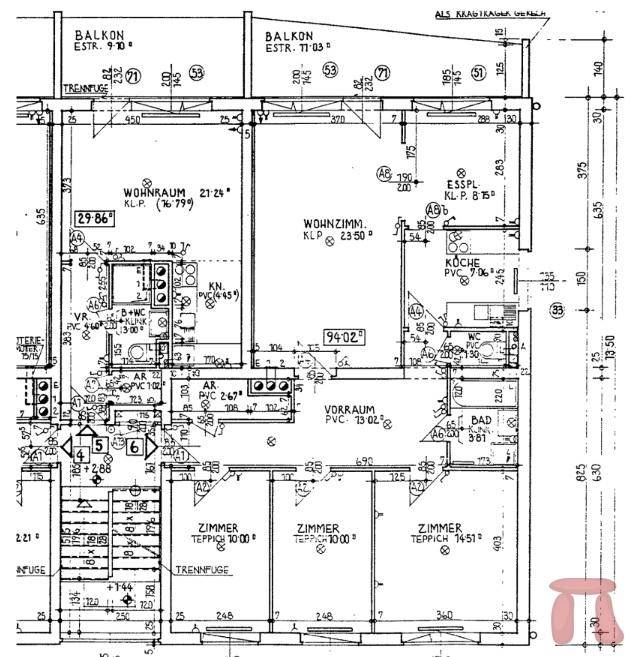 Detaillierter Grundriss einer Wohnung mit mehreren Zimmern und Balkonen.
