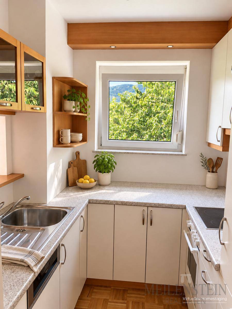 Virtuell inszenierte Küche mit weißen Fronten, Arbeitsplatte in Granitoptik und Fensterblick ins Grüne.