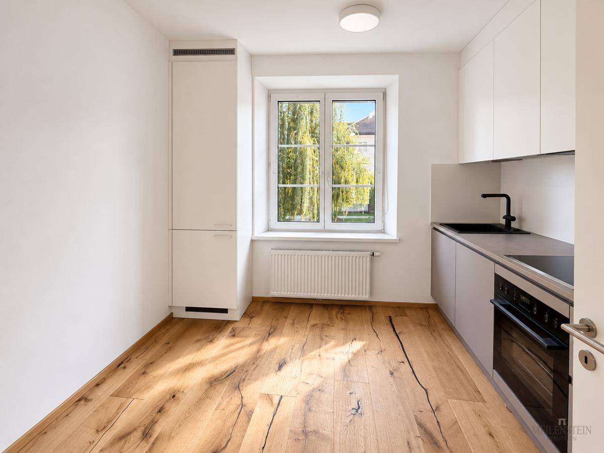 Helle Küche mit Eichenboden und Tageslicht-15