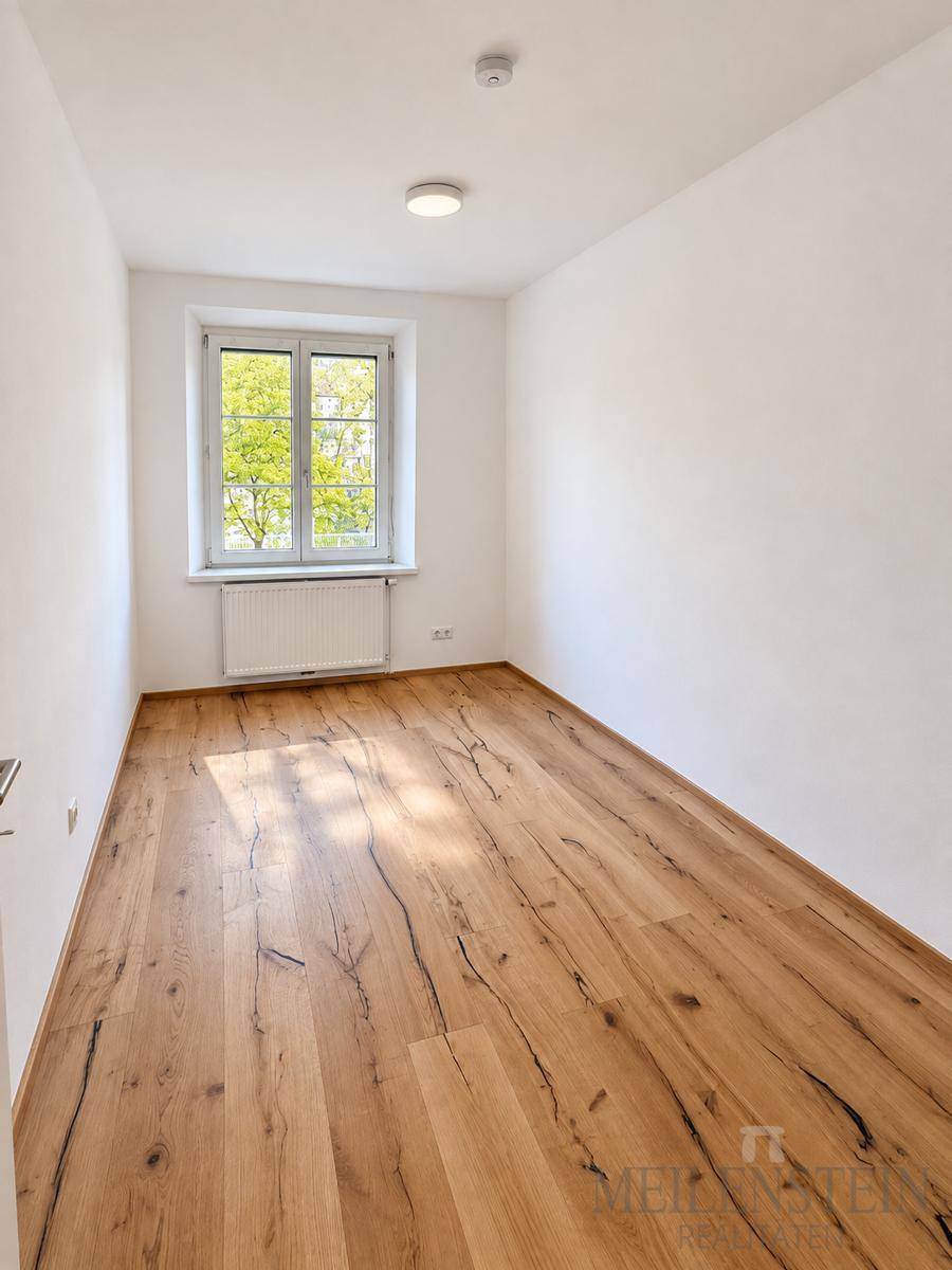 Helles Schlafzimmer mit sonnigem Fensterlicht-13