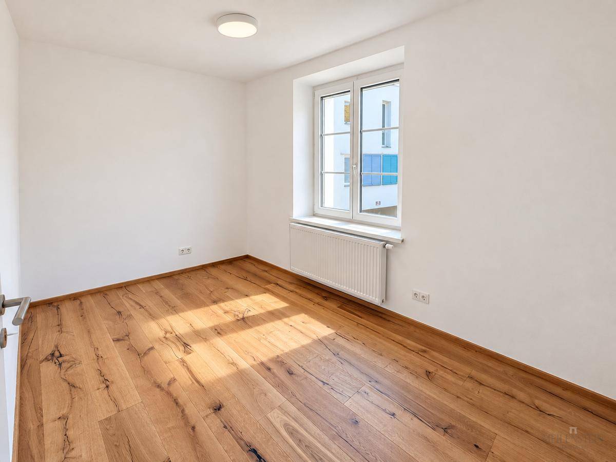Helles Zimmer mit Eichenboden und Sonnenlicht-8