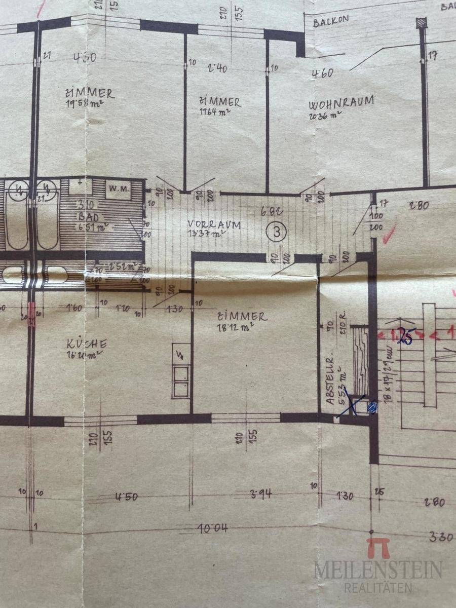 Detaillierter Grundriss mit Raumaufteilung, Balkon und Abstellraum.