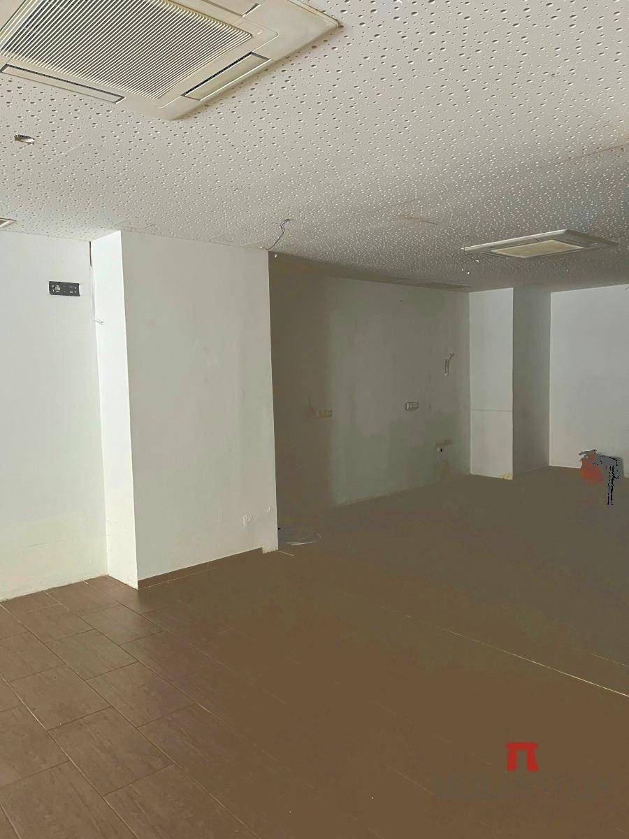 Leerer Gewerberaum mit Fliesenboden und abgehängter Decke, der vielseitige Gestaltungsmöglichkeiten bietet.