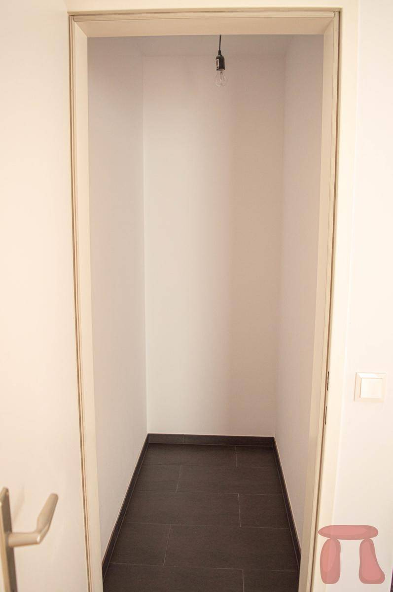 Praktischer Abstellraum mit Fliesenboden, ideal für zusätzlichen Stauraum.