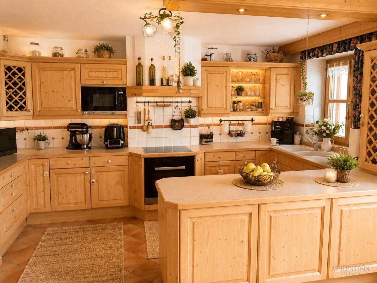 Gemütliche Holzküche im Landhausstil mit Einbaugeräten, Kücheninsel und traditionellen Fliesen.