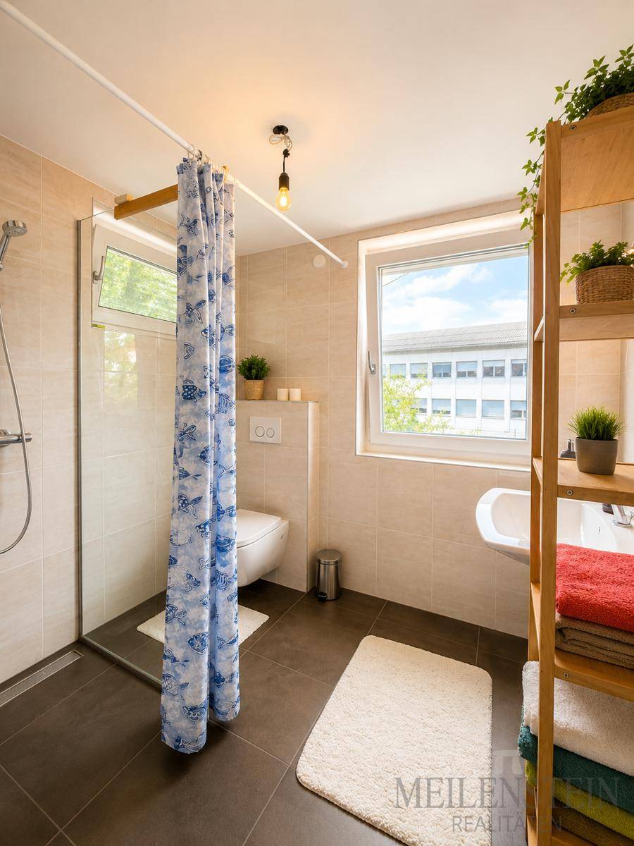 Modernes Badezimmer mit begehbarer Dusche, WC und Fenster für natürliche Belüftung und Licht.