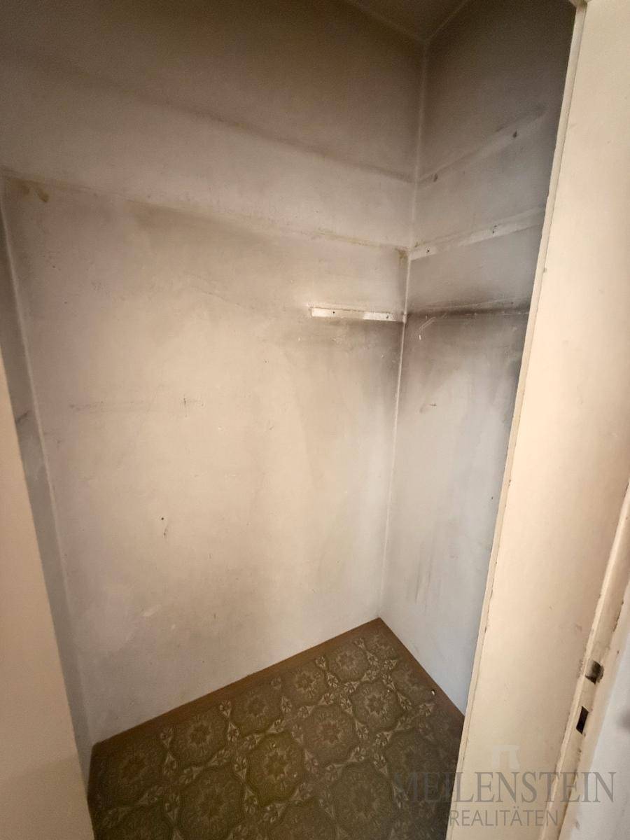 Kleiner Abstellraum mit Regalen und Linoleumboden, ideal für zusätzlichen Stauraum.