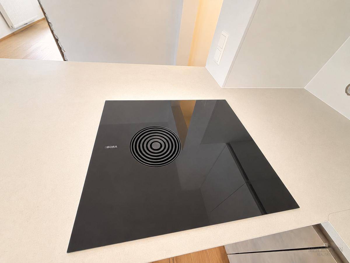 Hochmodernes Induktionskochfeld mit integriertem Dunstabzugssystem von Bora.