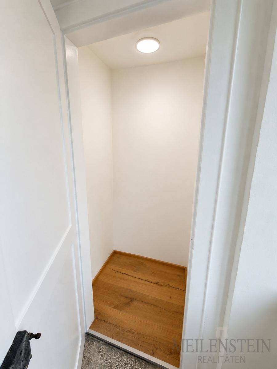 Kleiner, praktischer Abstellraum mit Holzboden, ideal für zusätzlichen Stauraum.
