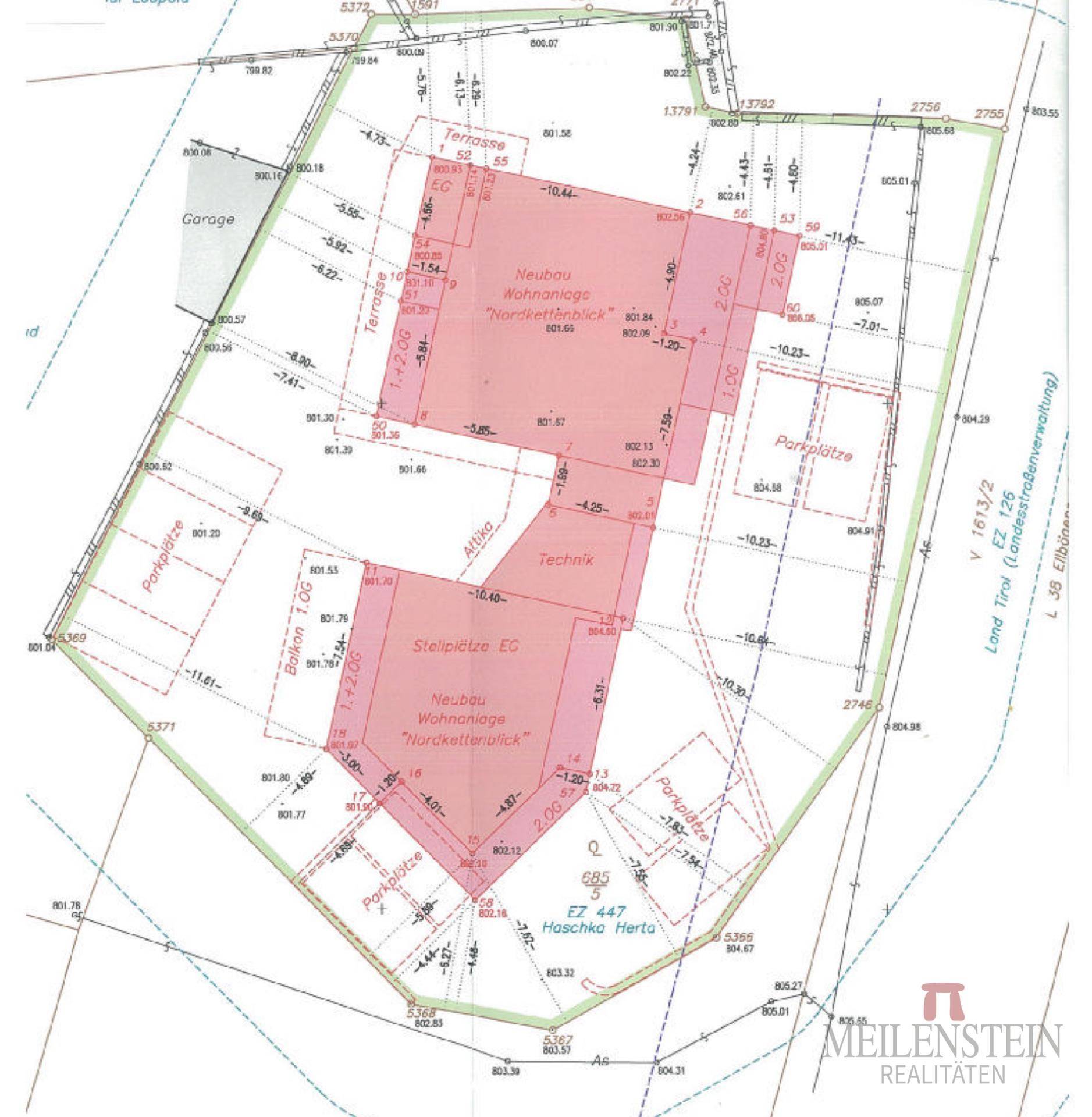Übersichtsplan des Grundstücks mit eingezeichneten Neubauwohnanlagen, Terrassen und Parkplätzen.
