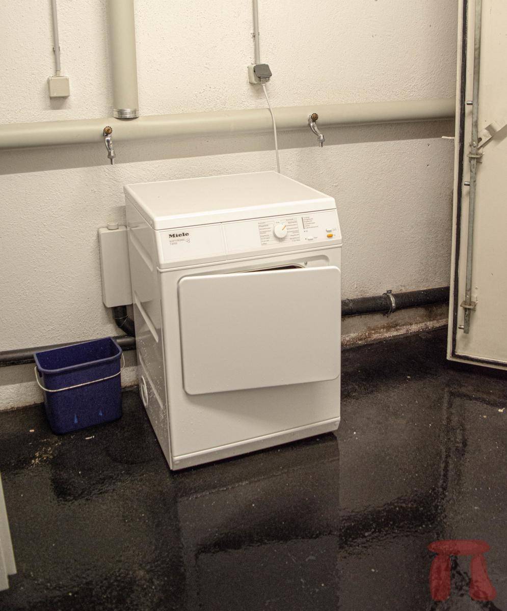 Waschmaschine der Marke Miele in einem Gemeinschaftswaschraum im Keller des Gebäudes.
