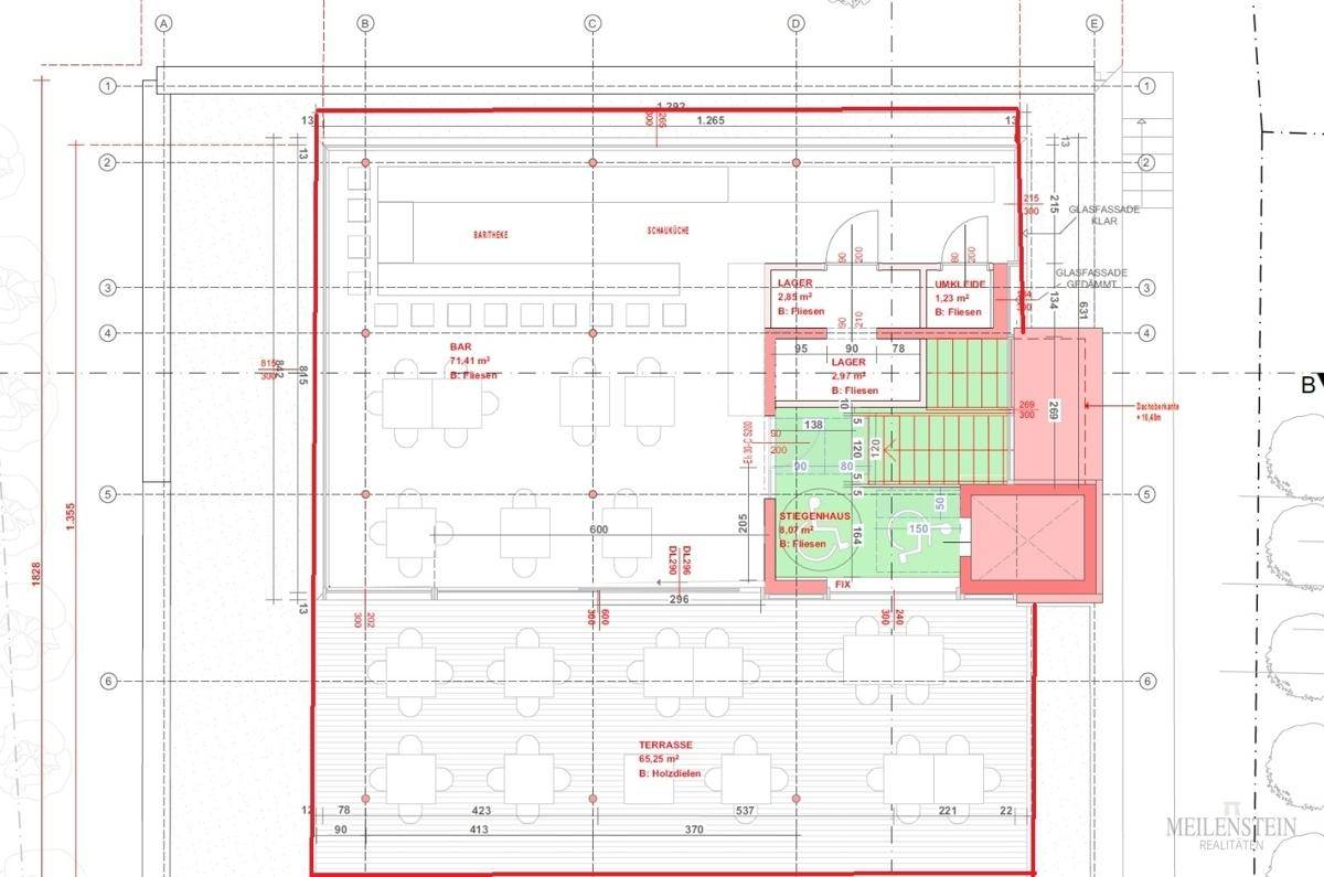 Grundrissplan einer Bar mit Lager, Treppenhaus und großer Außenterrasse.