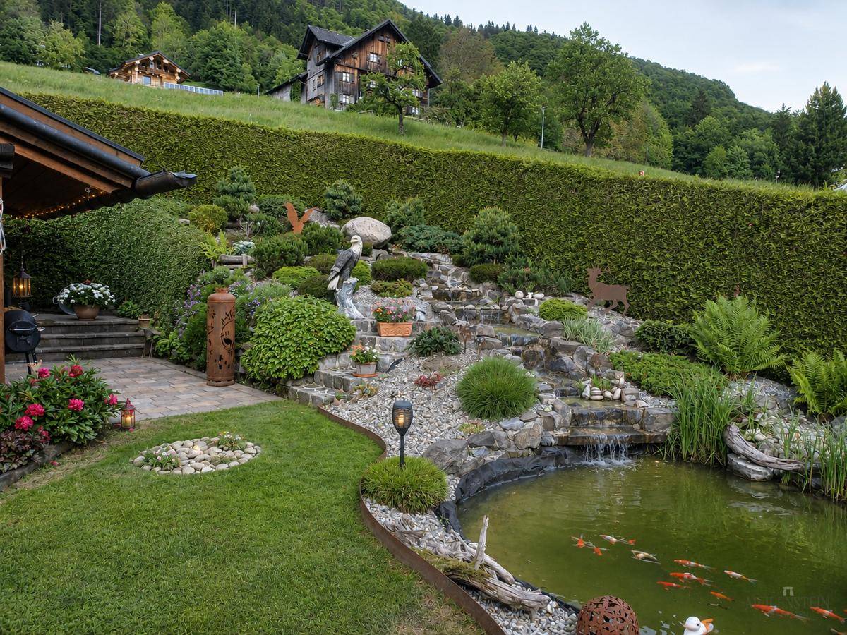 Aufwendig gestalteter Garten mit Teich, Wasserfall, üppiger Bepflanzung und dekorativen Elementen.