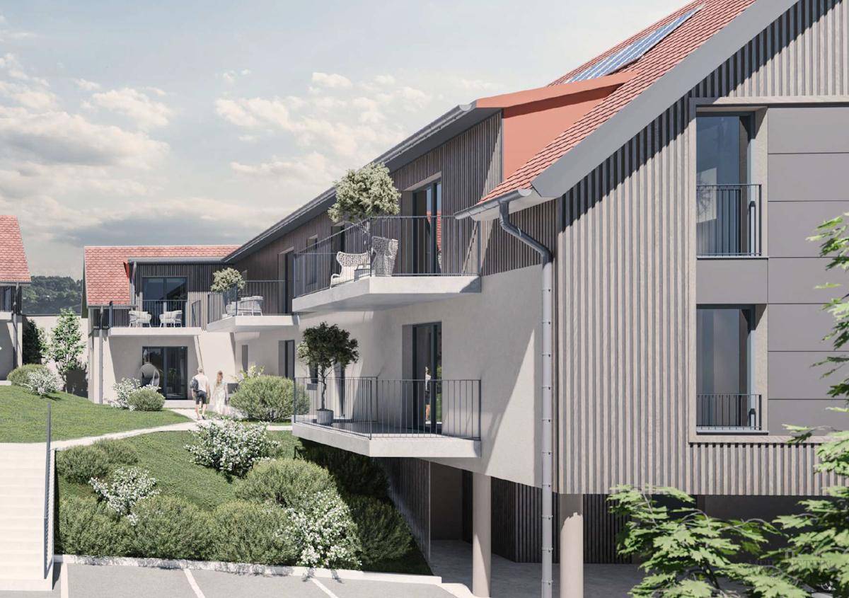 Seitenansicht des modernen Wohngebäudes mit Balkonen, Holzfassade und Photovoltaik auf dem Dach.