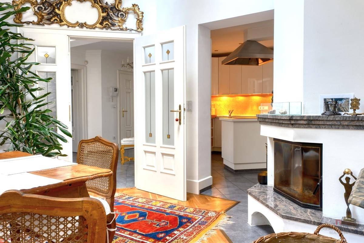 Gemütlicher Essbereich mit Kamin und Blick in die moderne Küche.