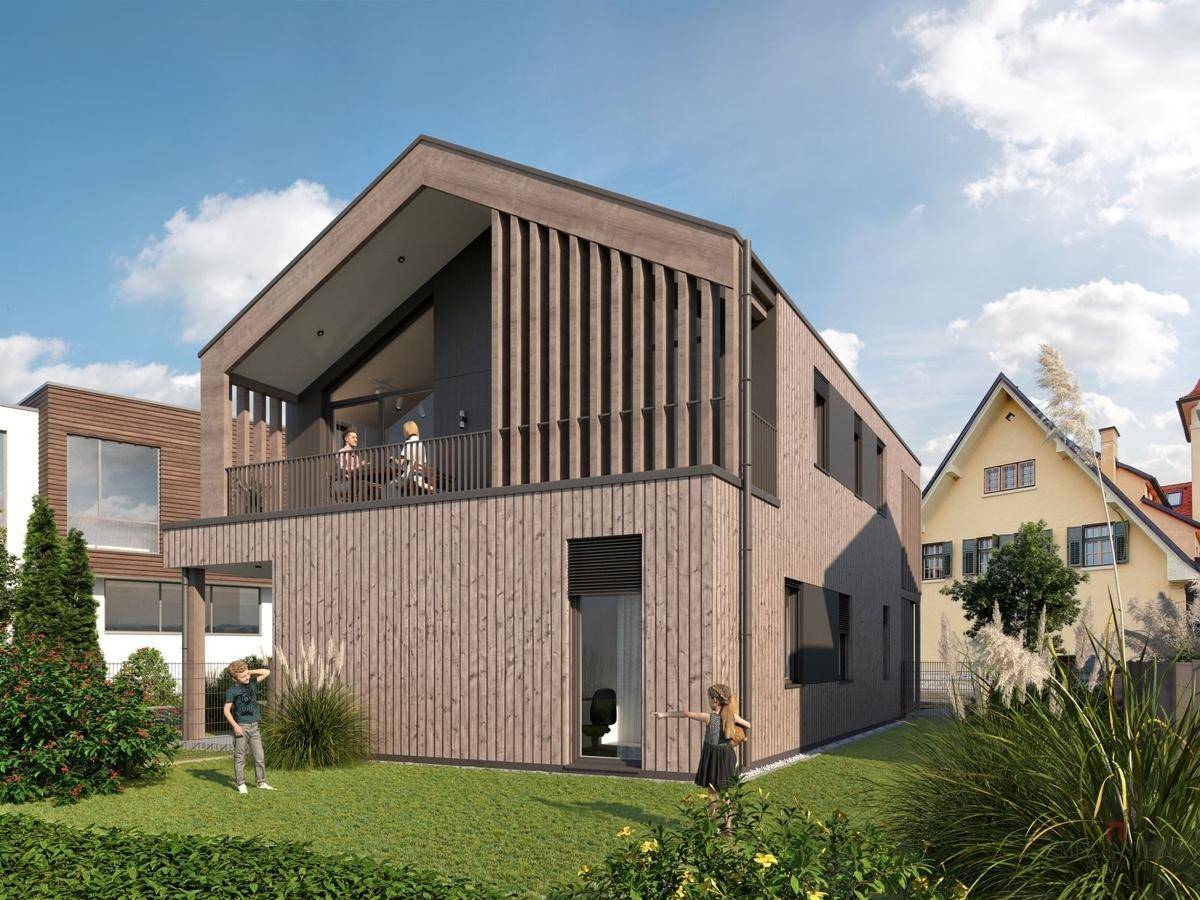 Modernes Wohnhaus mit Holzfassade, großem Balkon und einem gepflegten Gartenbereich unter blauem Himmel.