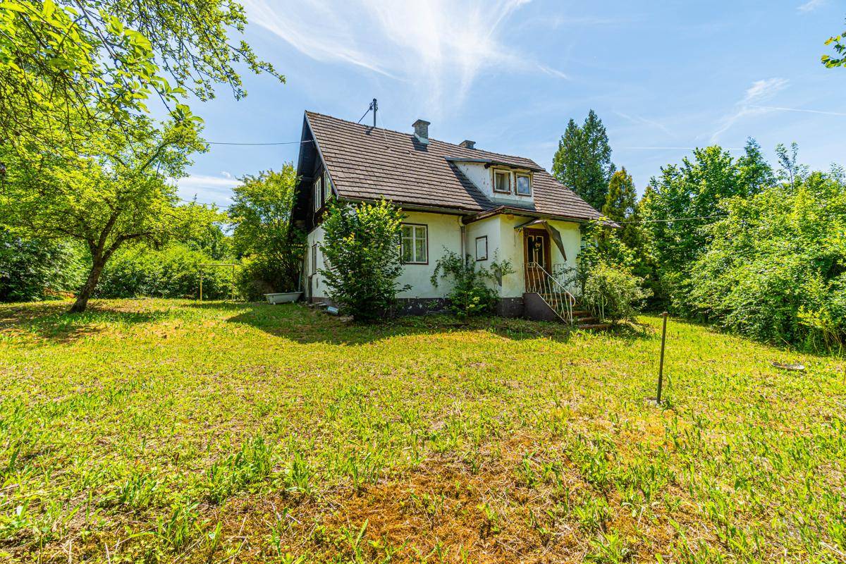 Charmantes Einfamilienhaus mit Satteldach und weitläufigem Garten in ländlicher Umgebung.