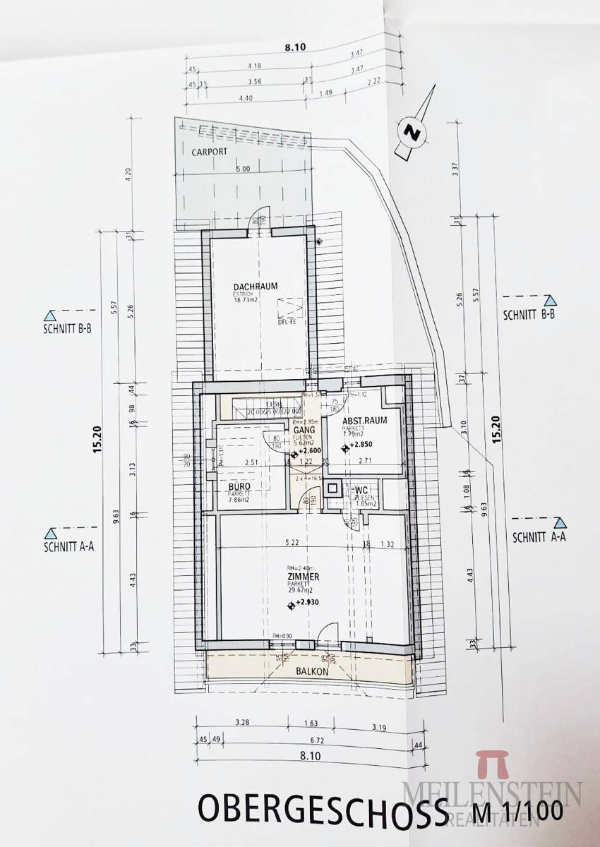 Grundriss des Obergeschosses mit Schlafzimmern, Bad und Zugang zu einem Balkon.
