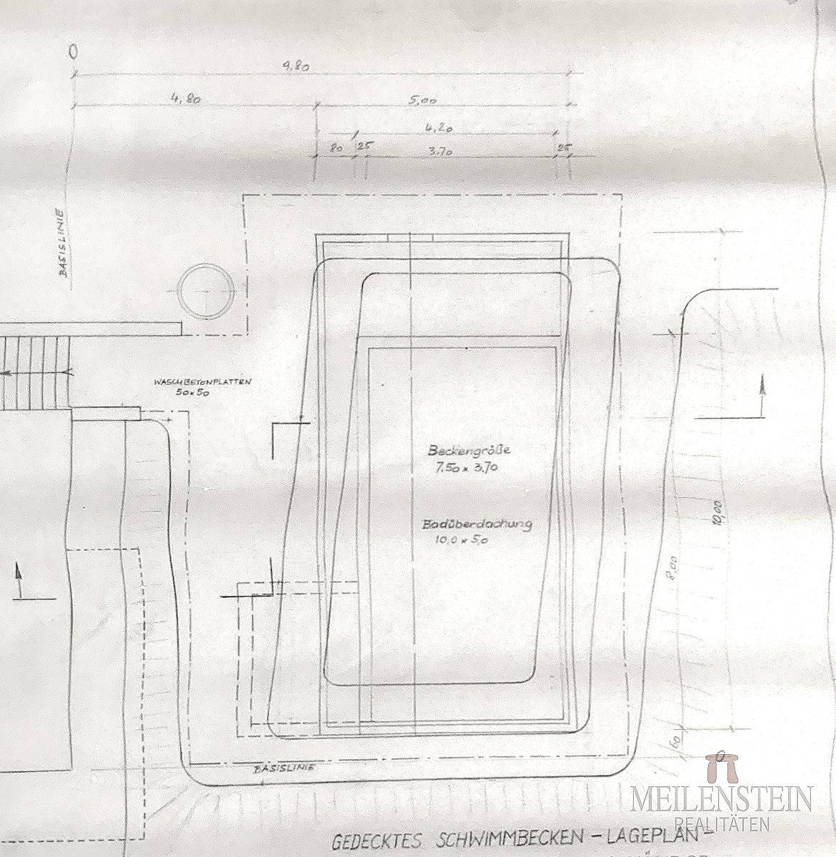 Lageplan eines überdachten Schwimmbeckens mit Maßen und Umgebungsdetails.