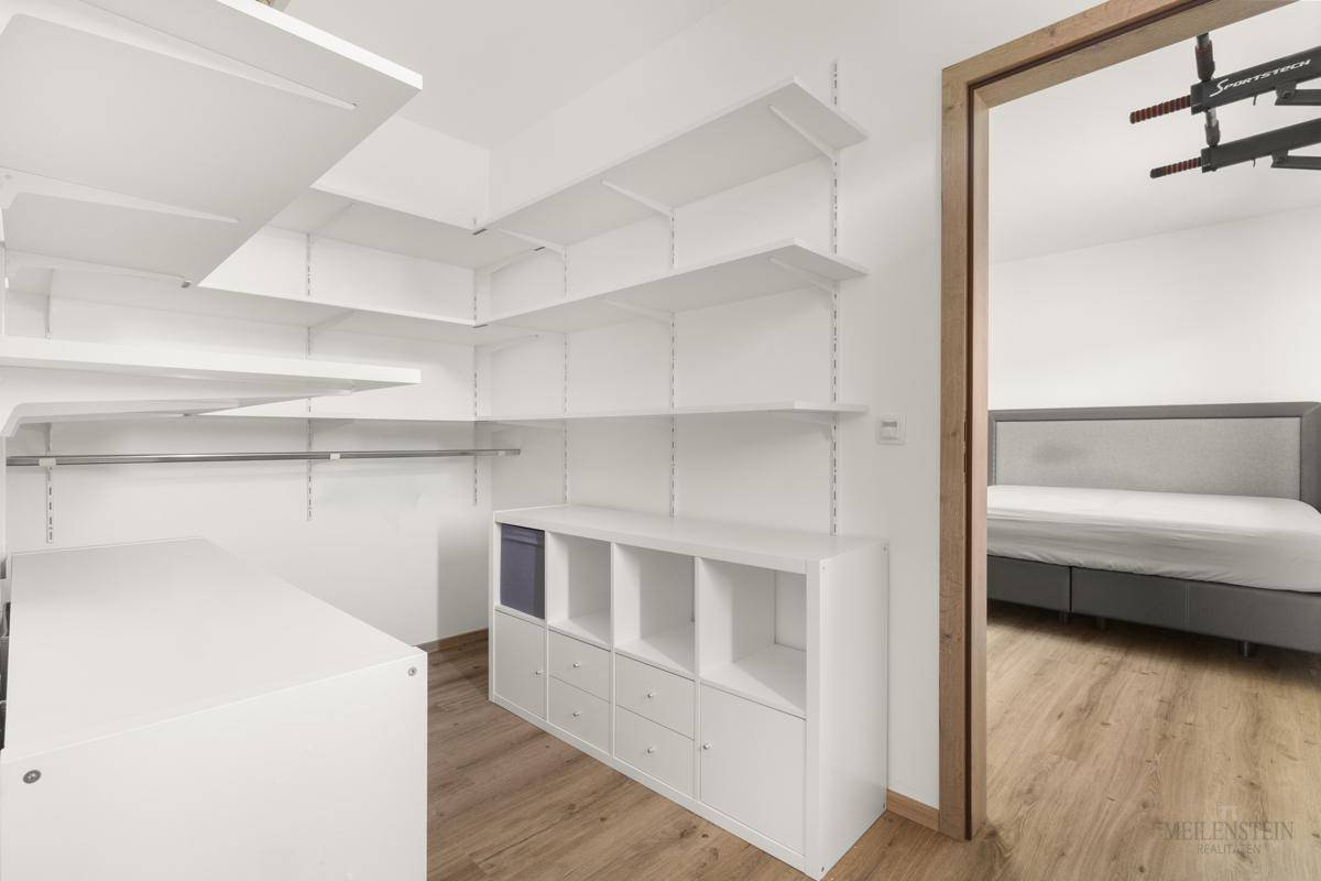 Praktischer begehbarer Kleiderschrank mit Regalsystemen und viel Stauraum.