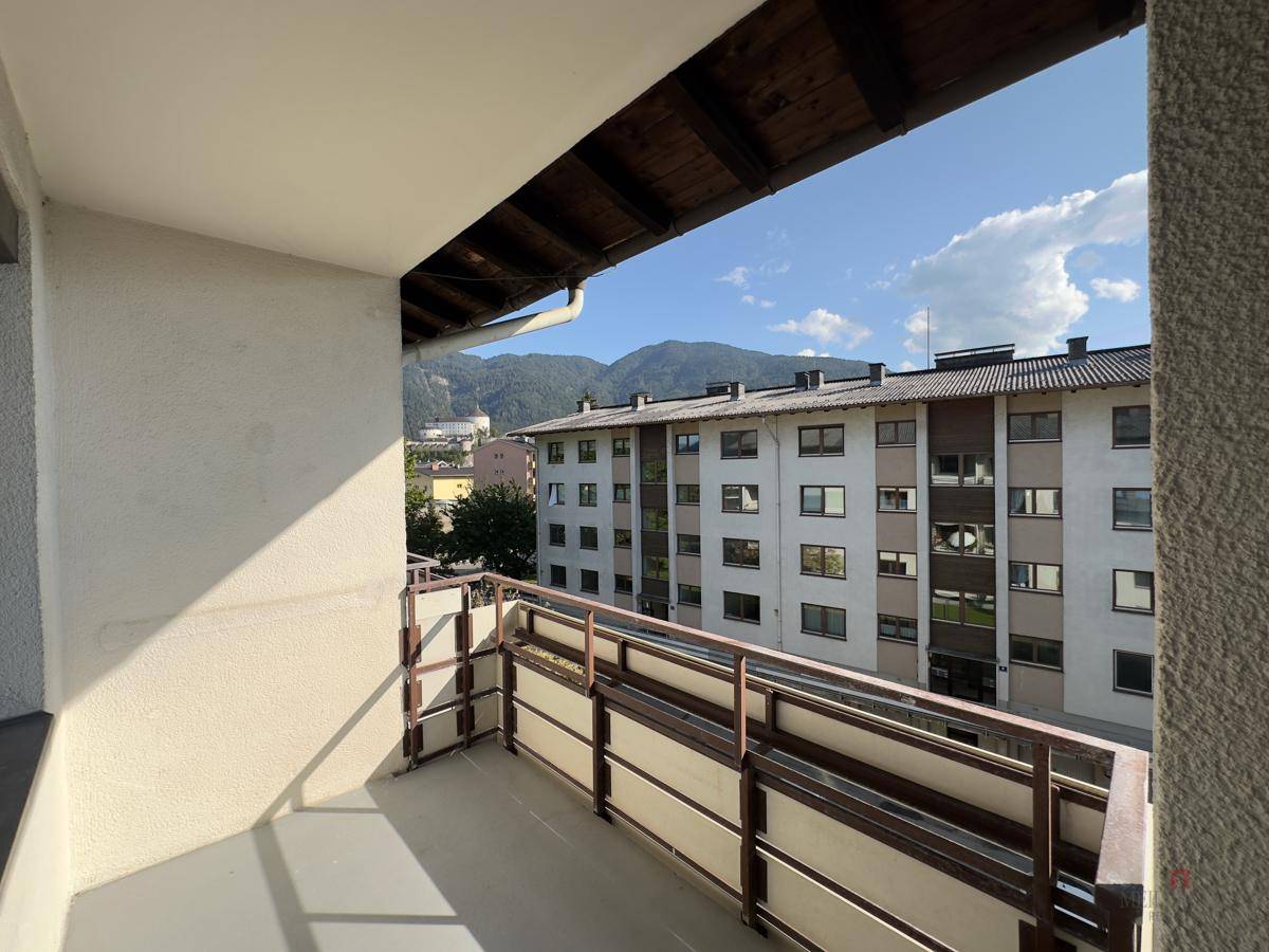 Sonnenbalkon mit Bergblick und Aussicht auf die umliegende Wohnbebauung.