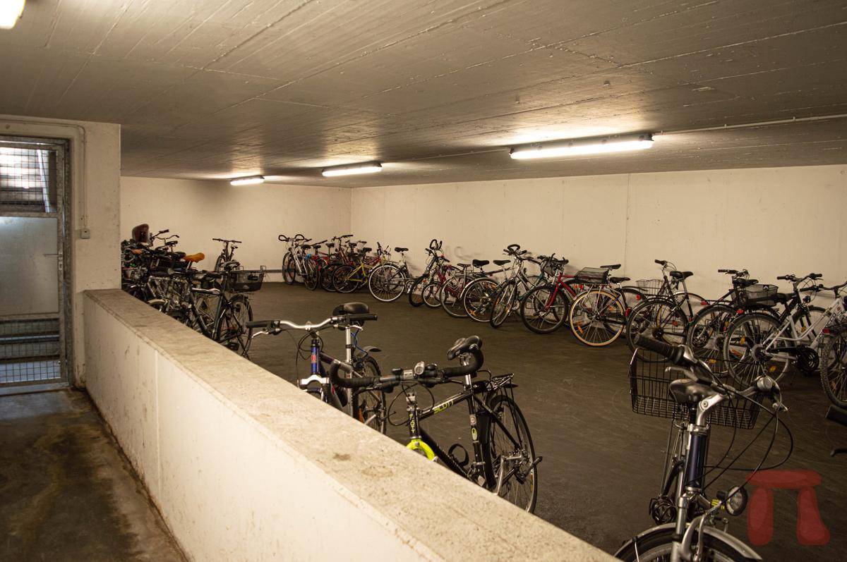 Fahrradraum im Untergeschoss mit zahlreichen abgestellten Fahrrädern und guter Beleuchtung.