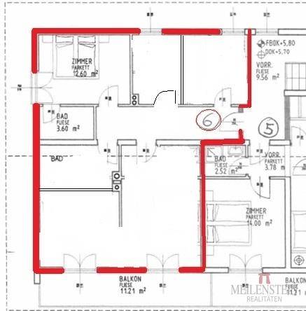 Detaillierter Grundriss mit Raumaufteilung, Flächenangaben und Balkonzugängen.