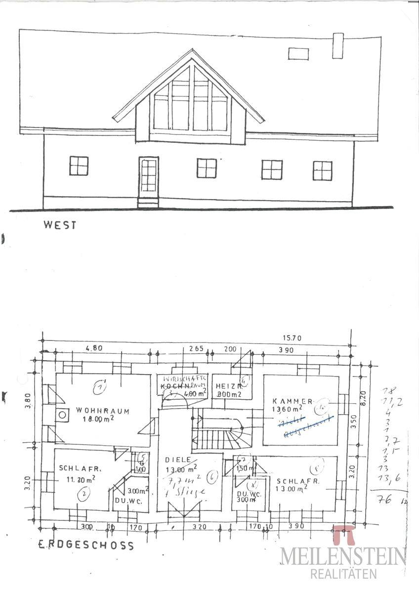 Grundriss des Erdgeschosses mit Wohnraum, Diele und mehreren Schlafzimmern.