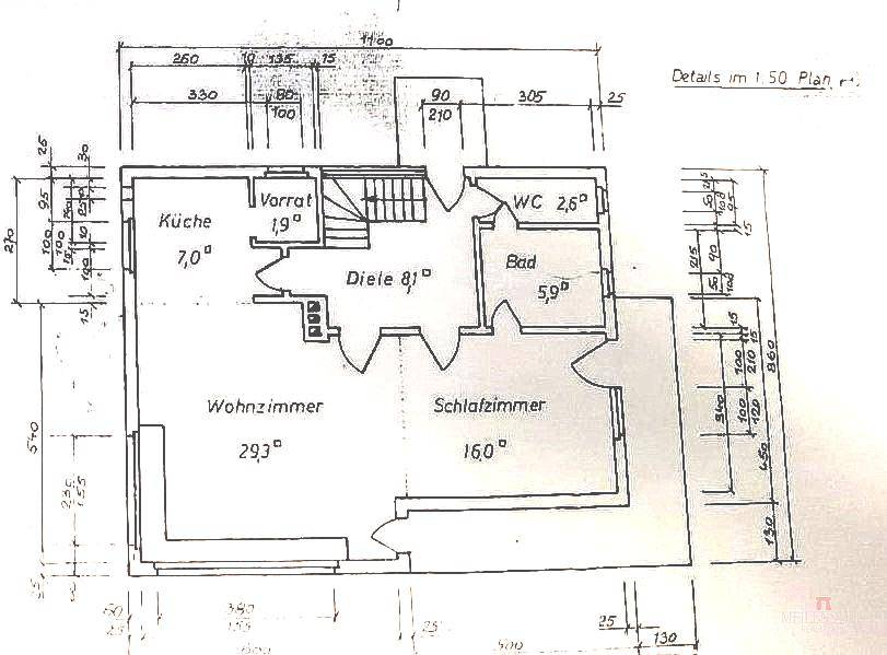 Grundriss des Erdgeschosses mit Wohnzimmer, Schlafzimmer, Küche und Bad.