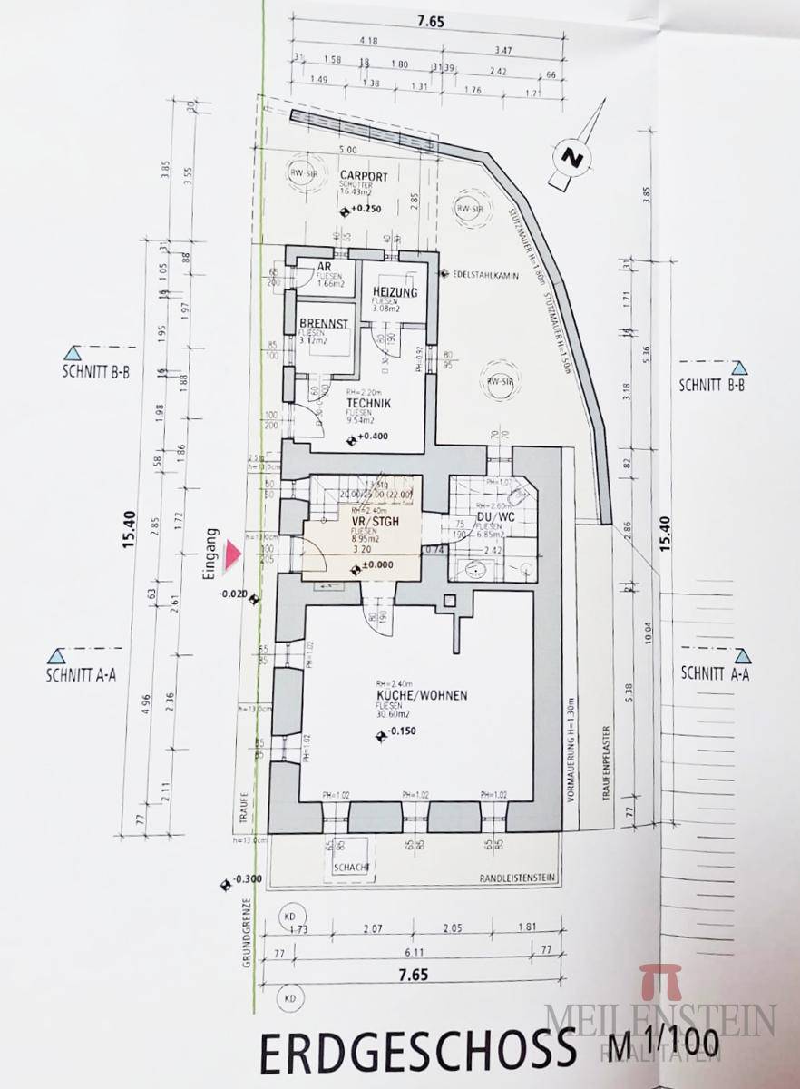 Grundriss des Erdgeschosses mit Küche, Wohnbereich, Technikraum und Carport.