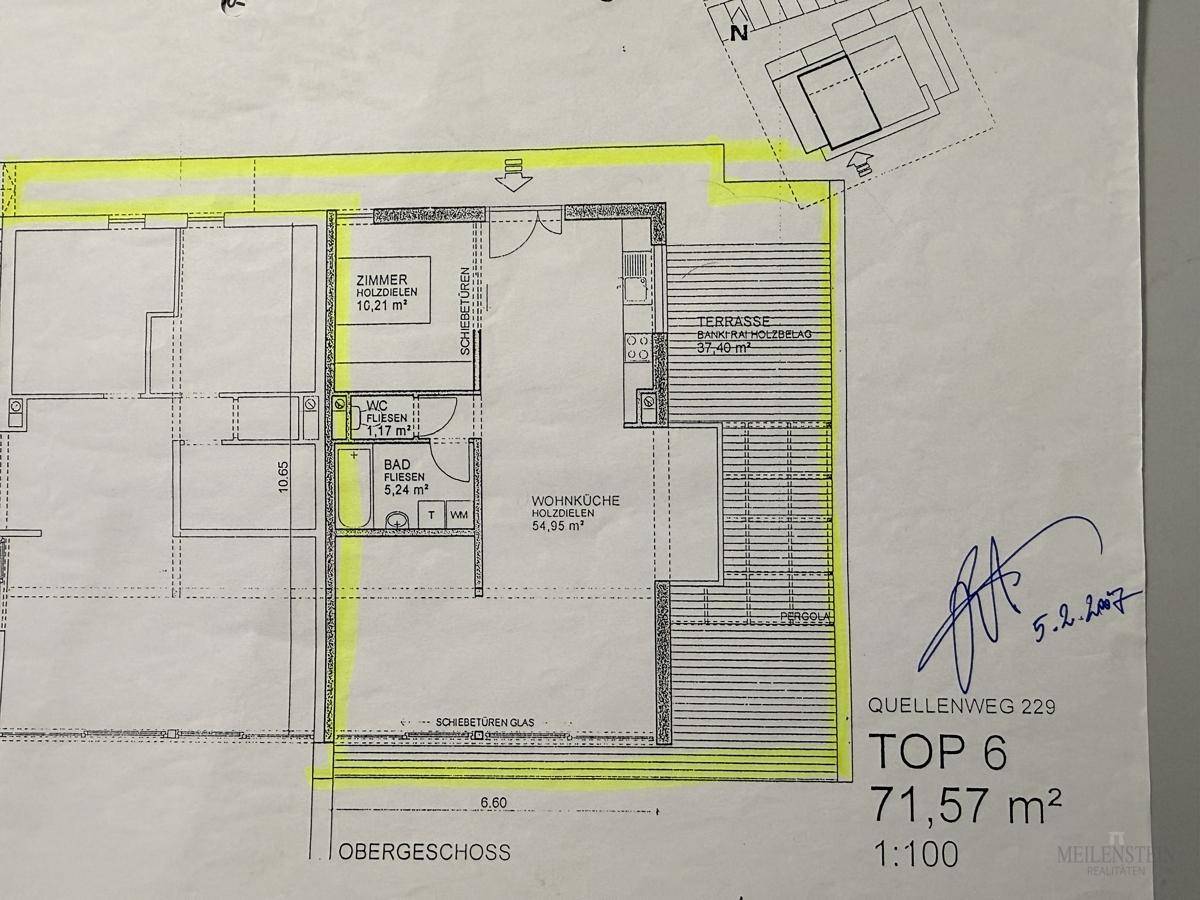 Grundriss der Wohnung Top 6 im Obergeschoss mit Wohnküche, Zimmer, Bad und großer Terrasse.
