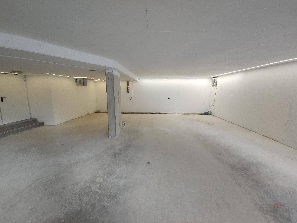 Großer Kellerraum im Rohbau, potenziell als Tiefgarage oder Lagerfläche nutzbar.