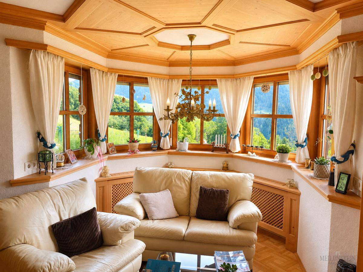 Helles Wohnzimmer im Landhausstil mit Holzdecke, bequemen Sofas und großen Fenstern mit Bergblick.