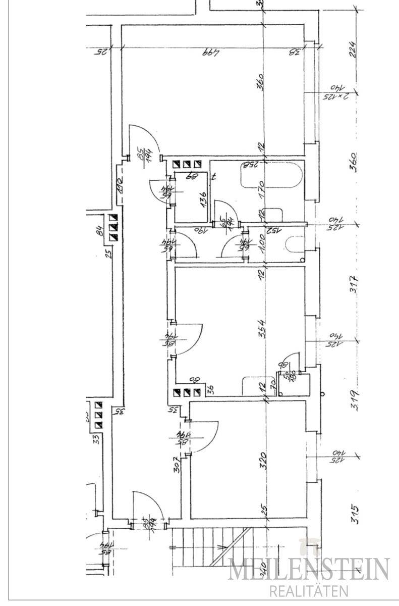 Handgezeichneter Grundrissplan der Wohnung mit detaillierten Raumaufteilungen und Maßen.